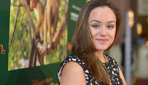 How Hayley Orrantia went from a singing career to。